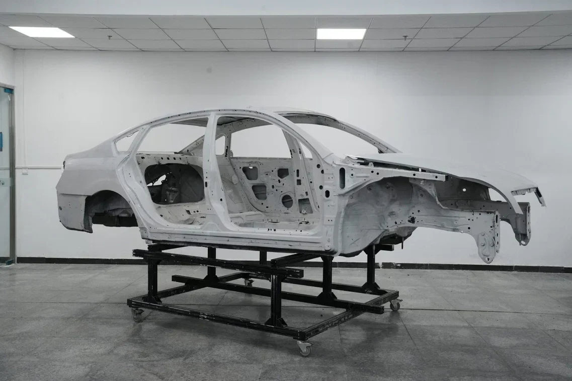 FreeScan UE Nova scanning a body-in-white structure in an automotive metrology area