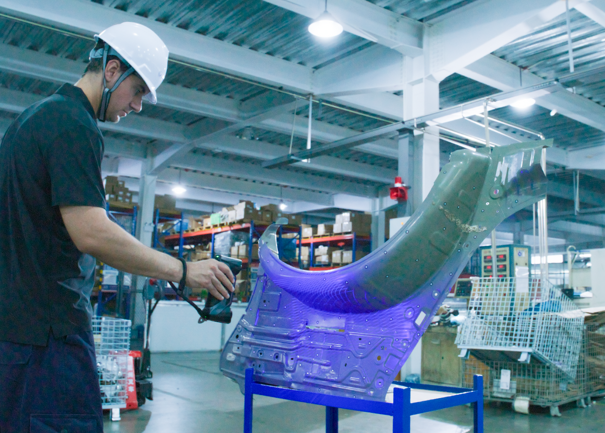 FreeScan Combo+ Wireless scanning a large curved metal part without a data cable