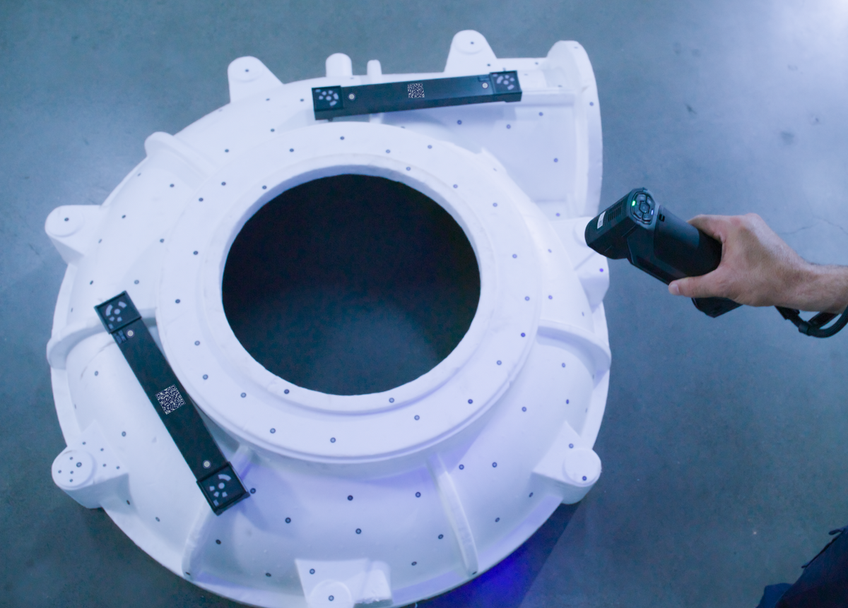 FreeScan Combo+ Wireless video photogrammetry measurement with reference markers and two scale bars